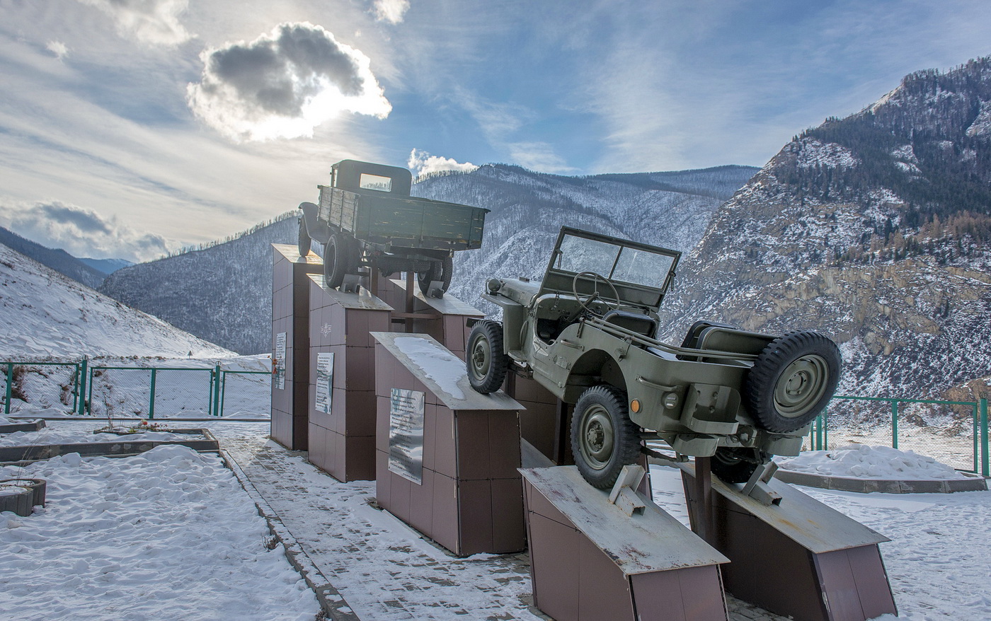 Памятник кольке снегиреву на чуйском тракте фото