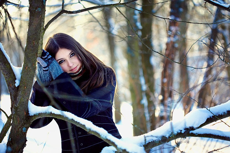Девушка зима лес. Зимняя фотосессия в лесу. Девушка зимой в лесу. Зимний портрет. Красивая девушка зимой в лесу.