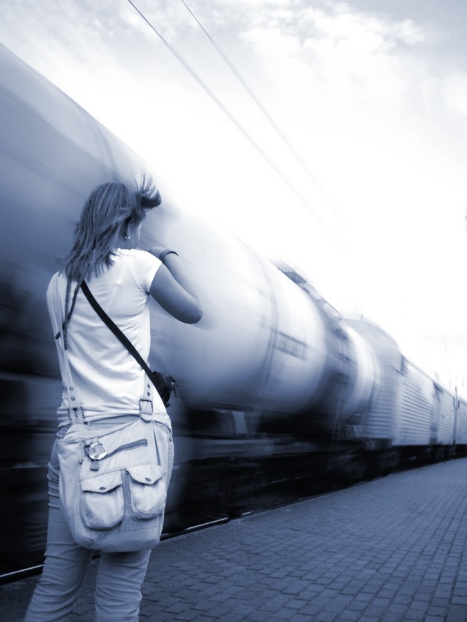 есть поезд ветер. красивый вид из поезда. станция туман. из окна поезда. есть поезд ветер.