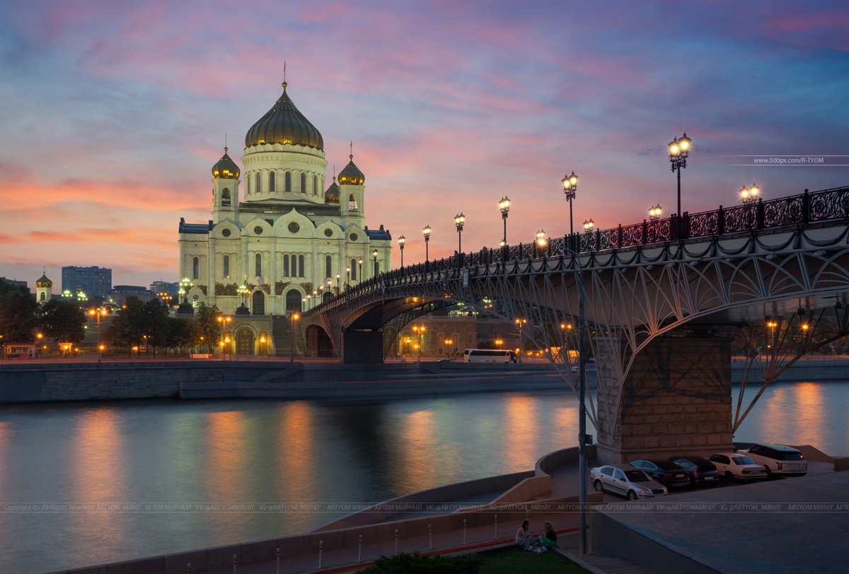 Russian most. Патриарший мост у храма Христа Спасителя. Москва Сити храм Христа Спасителя. Рассвет на Патриаршем мосту. Виды с Патриаршего моста на закат.