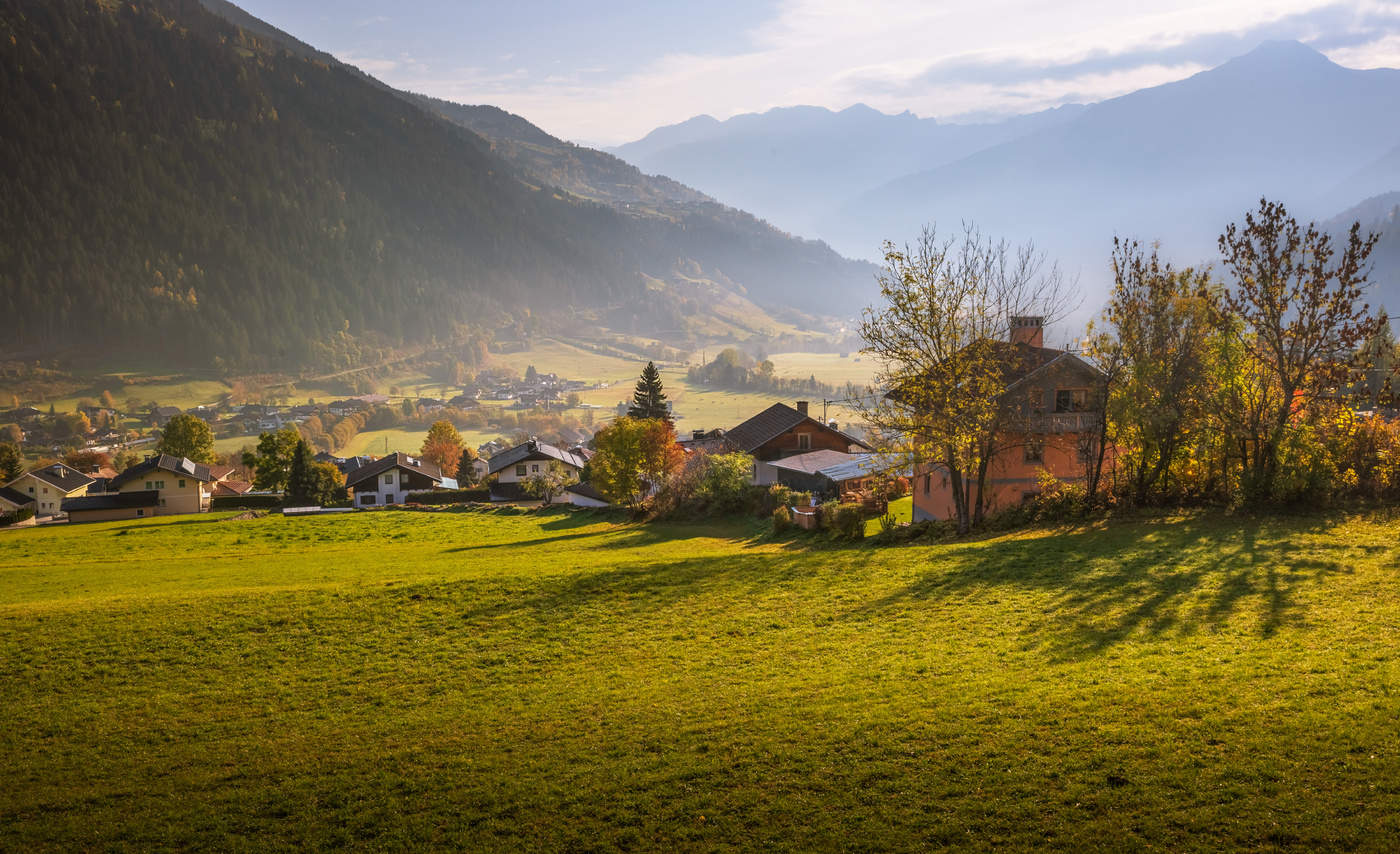 Австрия Альпы осенью деревушка