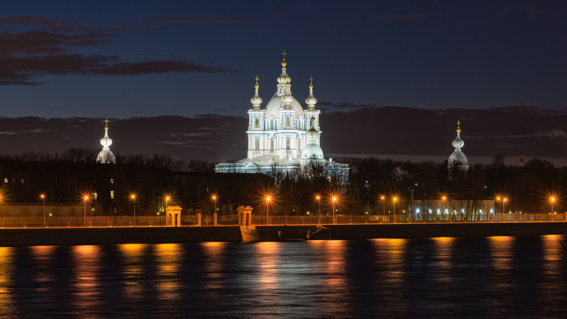 Смольный собор в Санкт-Петербурге вечером