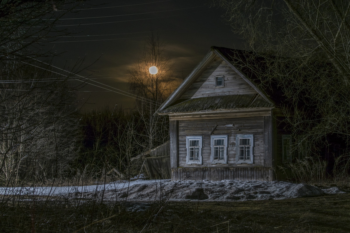 Позабытые места. Ночной старый деревенский дом. Очень темная улица в деревне. Позаброшенный. Фото позабыл дом.