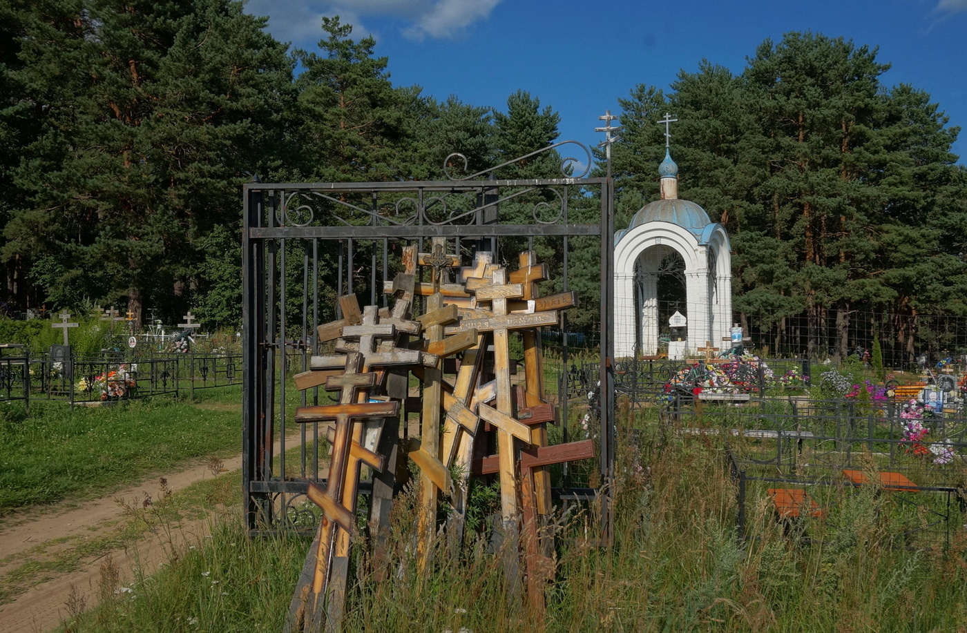 Город на погосте. Кладбище Тверская область. Кладбище Заволжск. Зубцов кладбище. Заволжское кладбище Тверь.