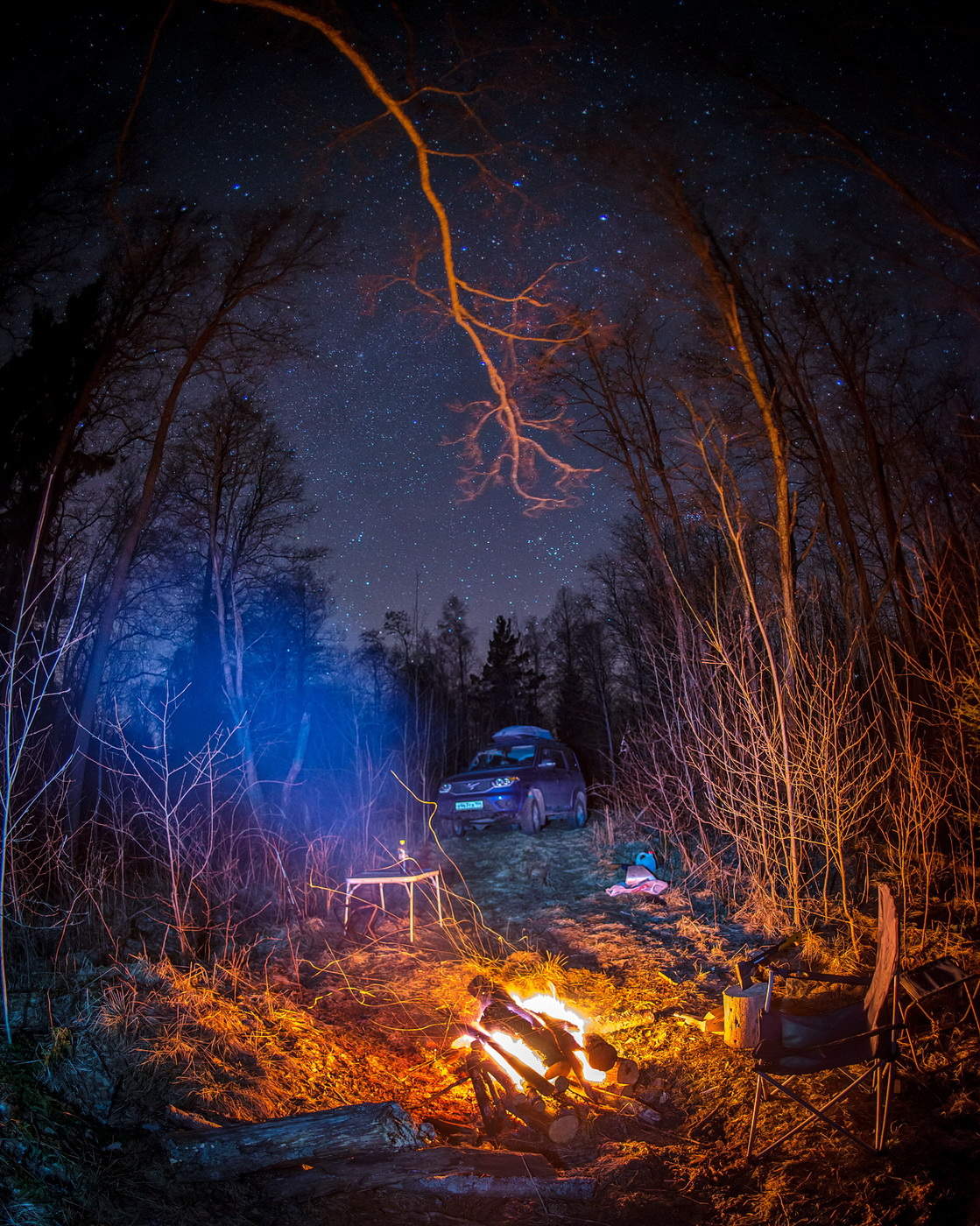 Костёр в лесу ночью