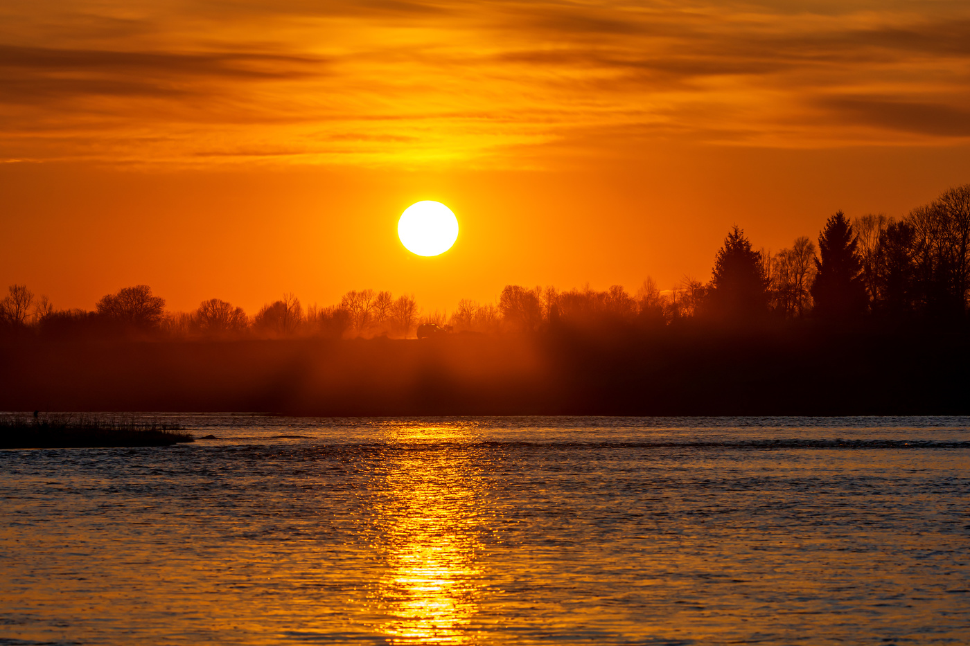 Закат солнца на реке