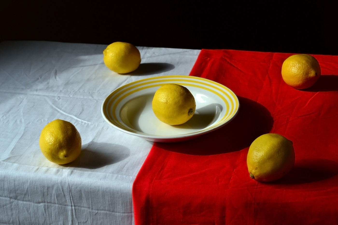 Лимон на тарелке