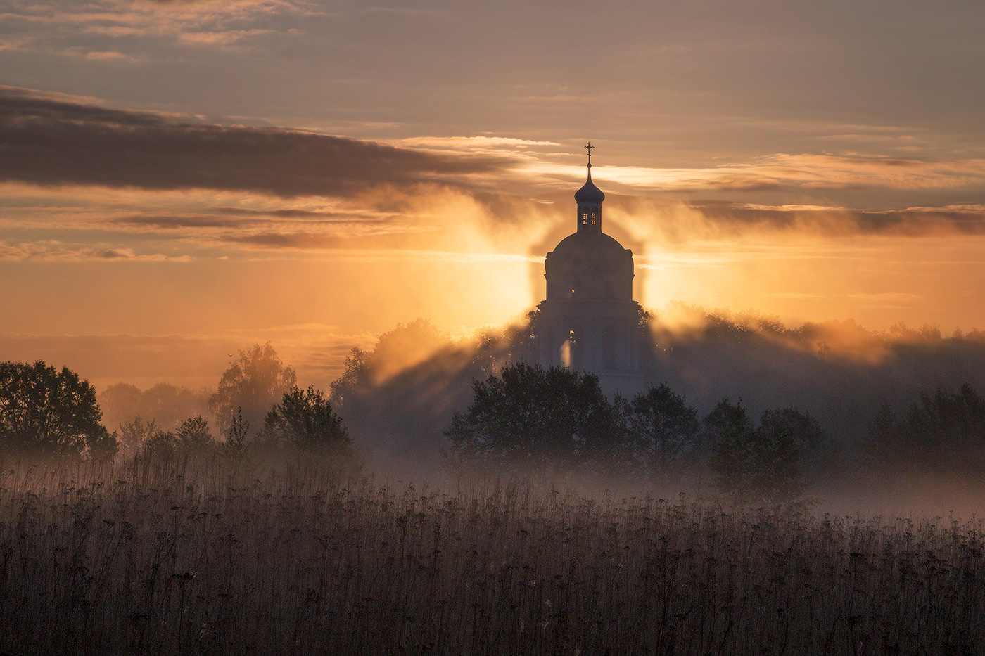 Фото храма в тумане