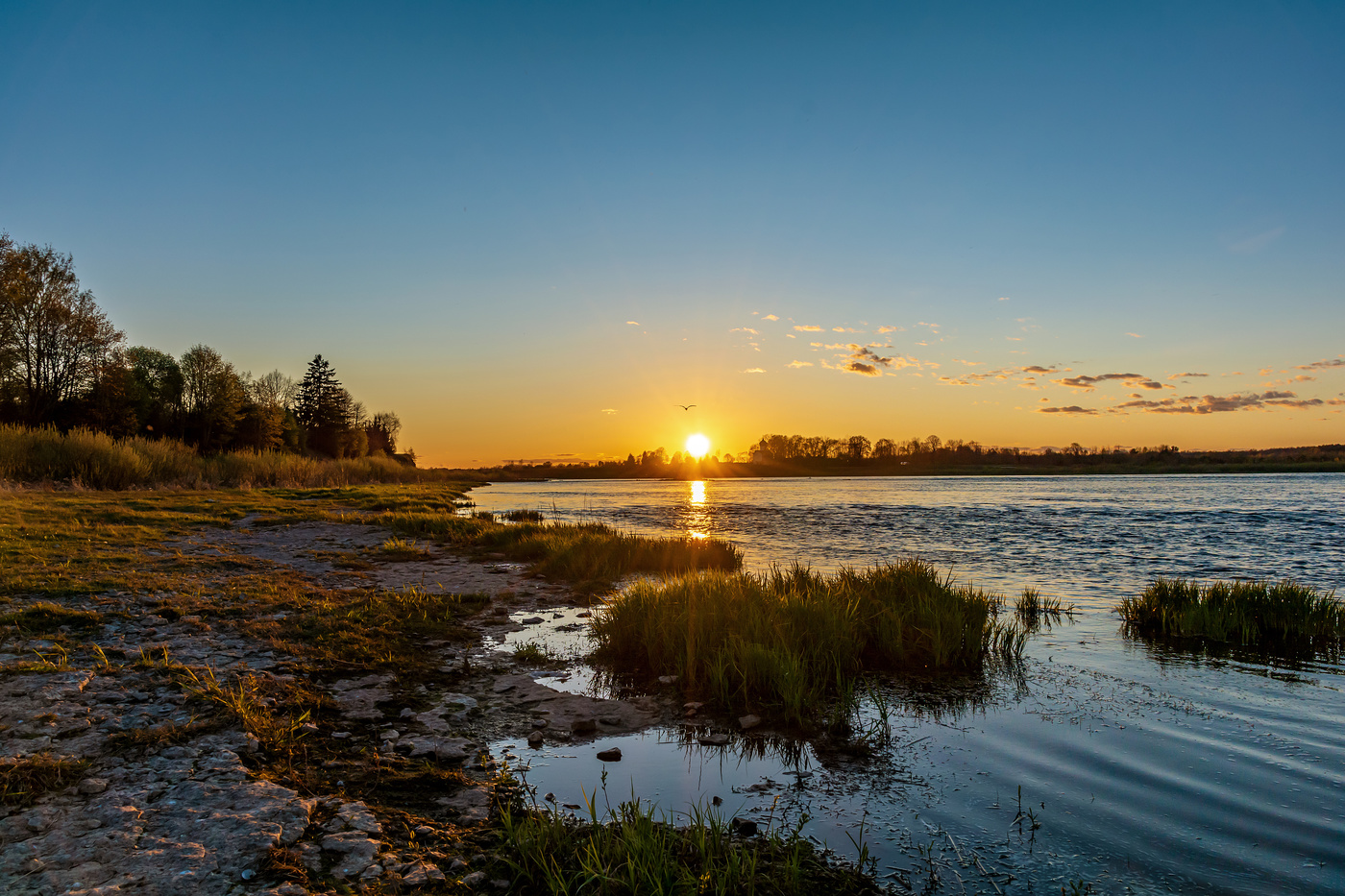 Закат на реке фото