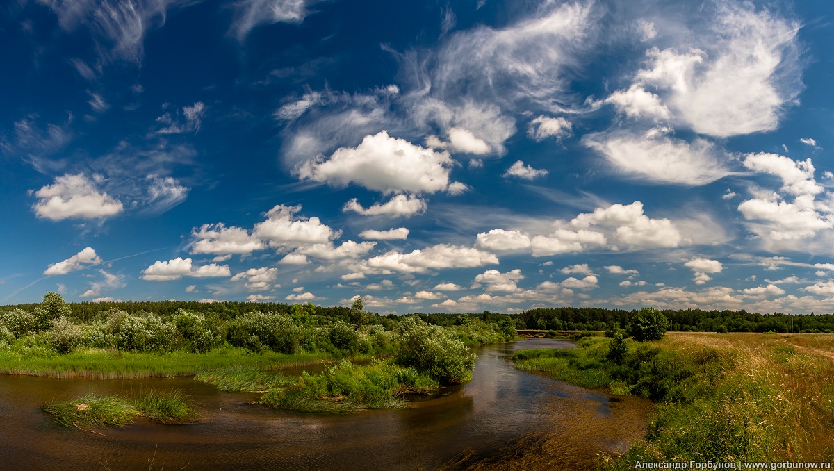 Облака в реке поющие. Лето облака река. Облака в реке. Река небо лето фото. Облака над рекой.