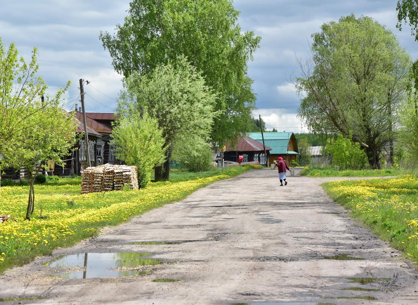 Домик в деревне. А что еще надо? / Домик в деревне А что еще надо? Солнышко  чтобы светило в окне Ветки сирени цветущей в ограде, Маслом пейзаж на  сосновой стене Чтоб ветерок