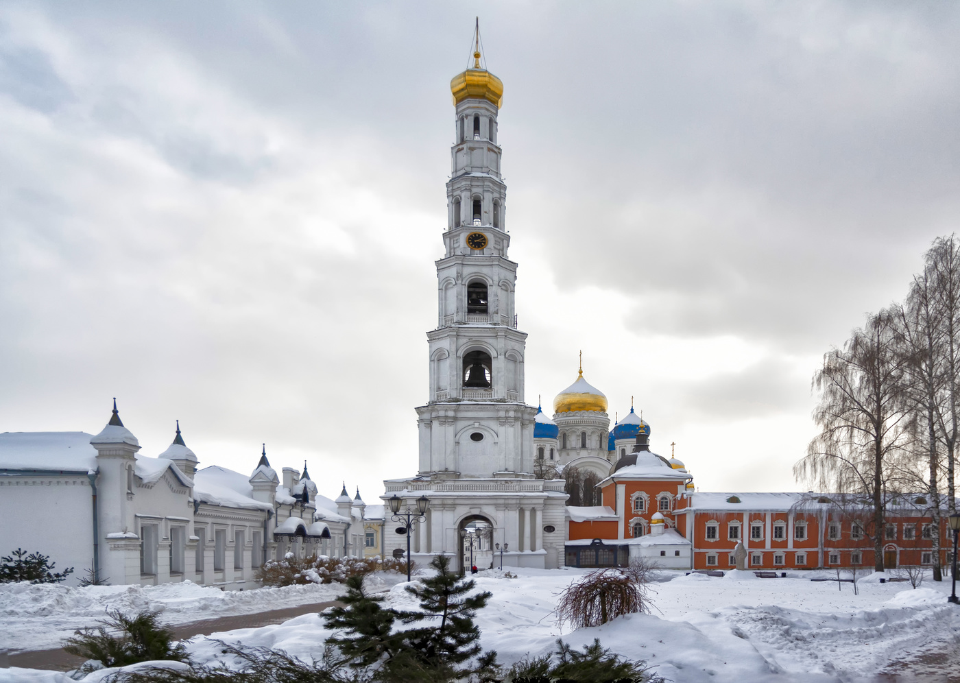 Дзержинский монастырь. Николо-Угрешский монастырь колокольня. Николо-Угрешский монастырь зимой. Николо-Угрешский монастырь храм в колокольне. Колокольня Николо-Угрешского монастыря 1890.