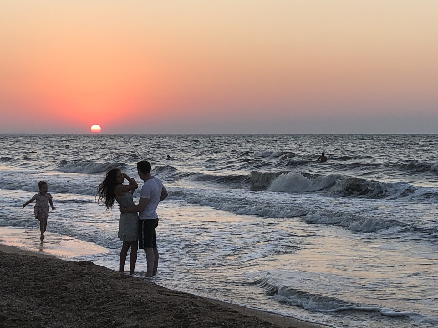 Когда молчит море. Выбираем любовь. Люблю и берегу. Фотосессия море пасмурно семья. Холодное море молчит семья.