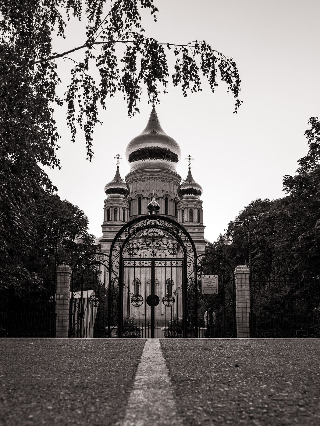 Красногорск храм в черно белом цвете
