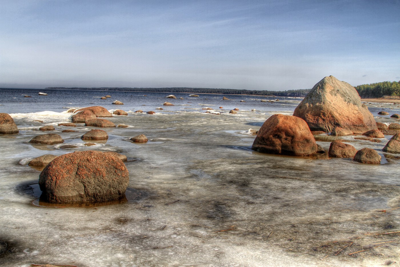 Каменный берег финского залива в Санкт Петербурге