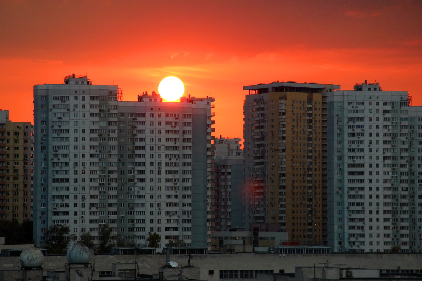 Горизонт видное. Панельные дома уходящие за Горизонт.