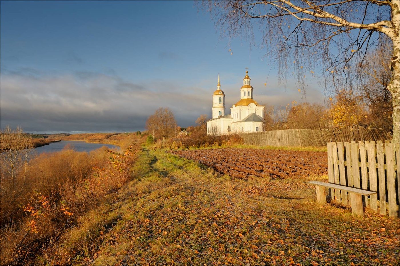 Церковь на берегу реки фото
