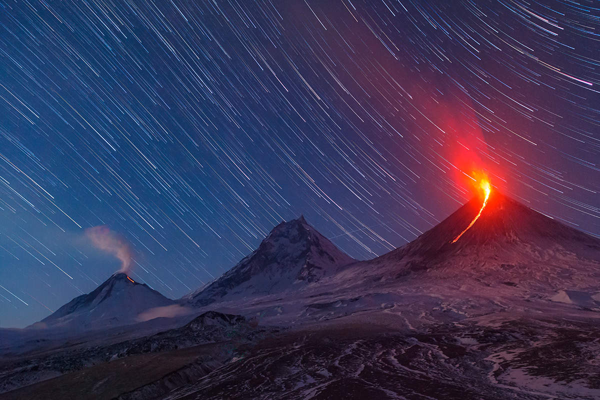 Вулканы Камчатки ночью