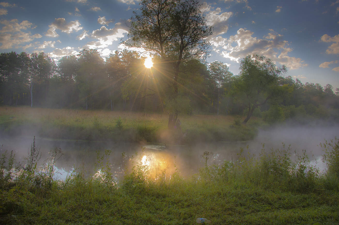 Раннее летнее утро в воздухе чувствуется бодрящая. Туман в июле. Летнее утро в воздухе тихо. Первые лучи солнца на речке голышом.