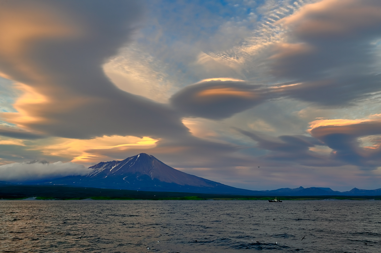 Лентикулярные облака на камчатке фото