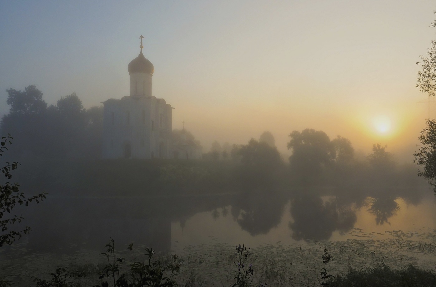 Храм Покрова на Нерли туман