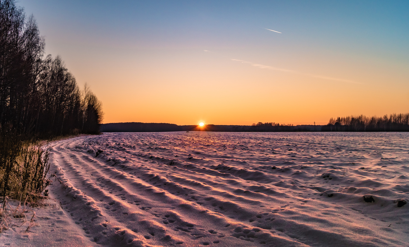 Зимний закат в поле