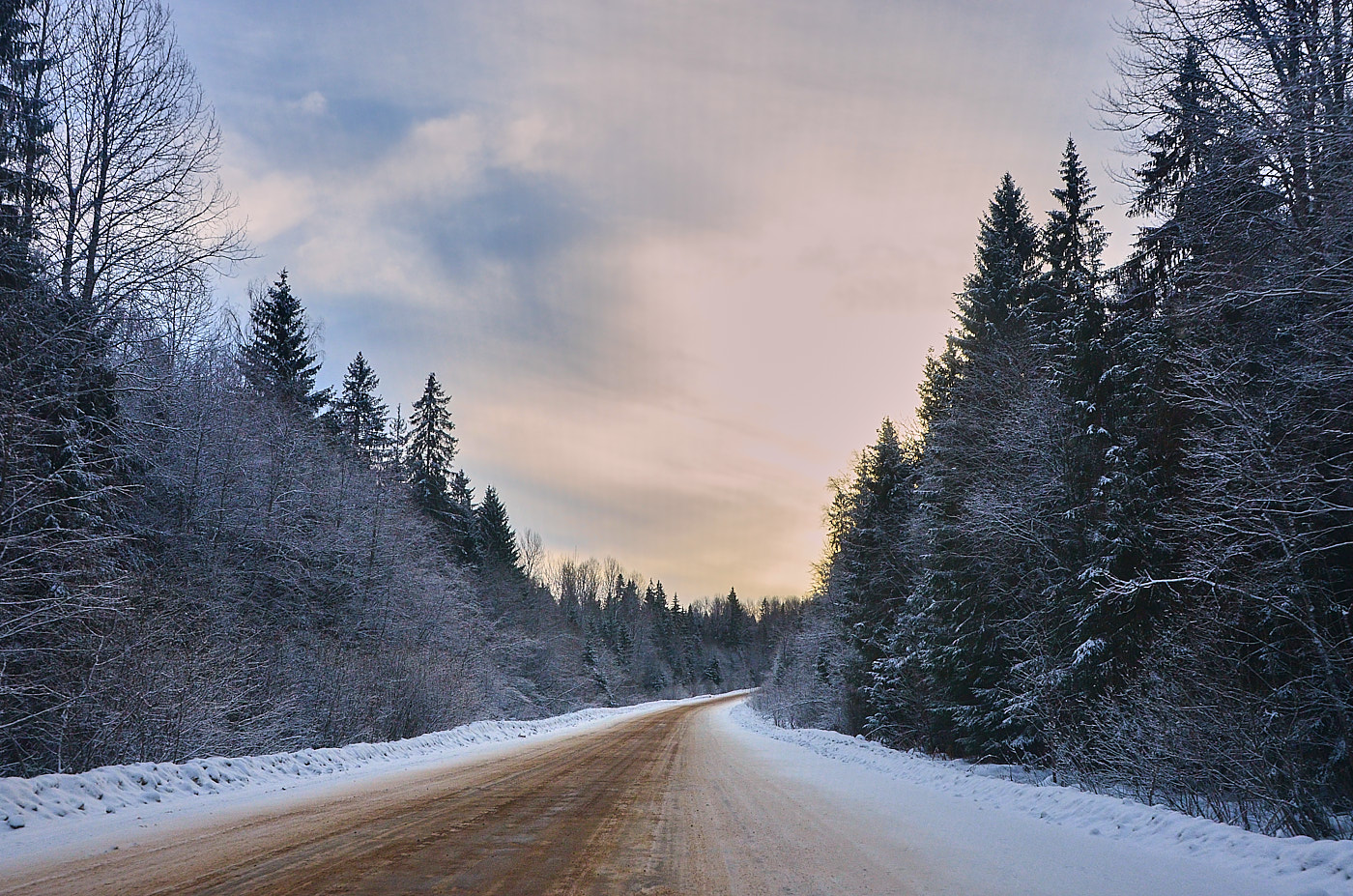 Зимняя дорога песни. Зимняя дорога. Сухая зимняя дорога. Зимняя дорога перспектива. Тверская область зимой.