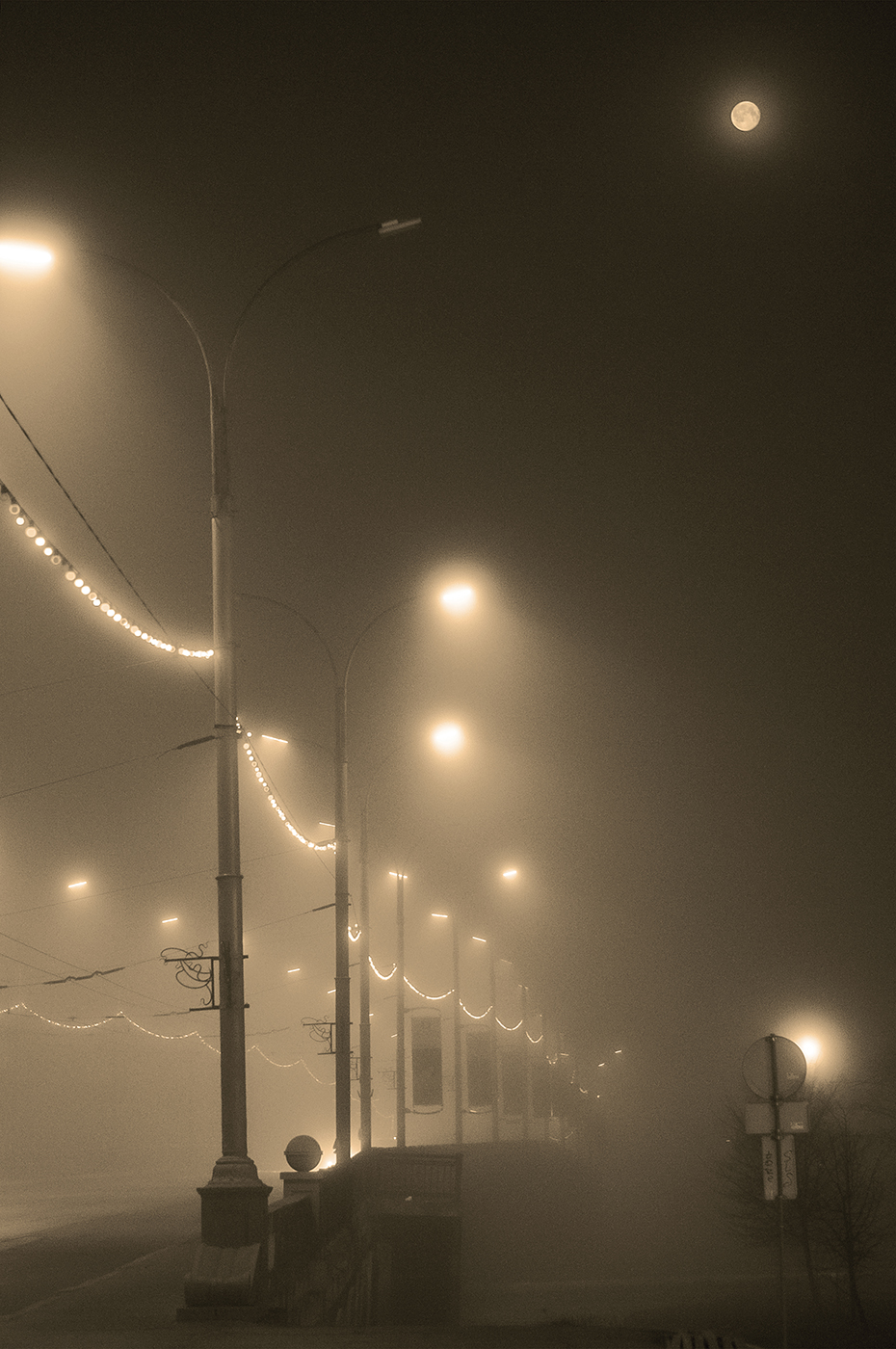 Город туман вечер. Город в тумане. Туман ночь город. Ночной город в тумане. Туманная ночь в городе.