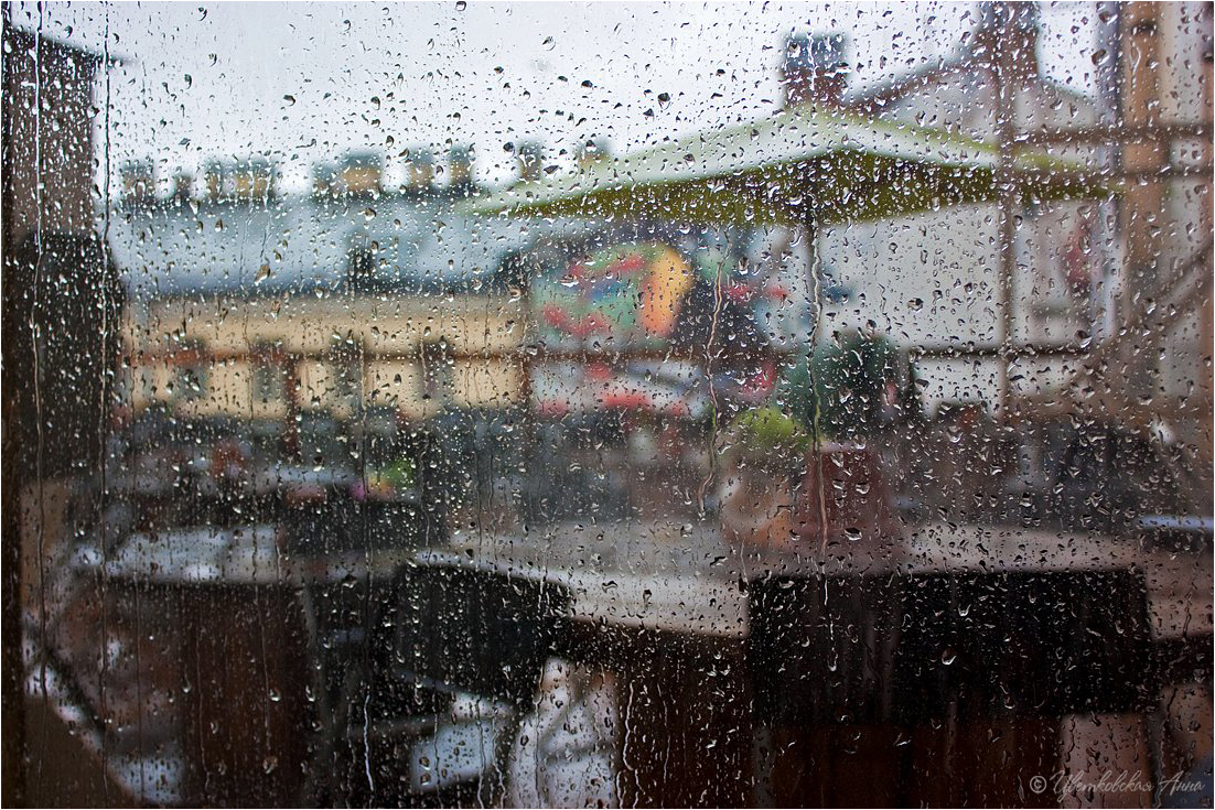 Ilgiz за окном дождь. Дождь за окном. Кафе дождь. Дождь в окне. Дождливый город чере окно.