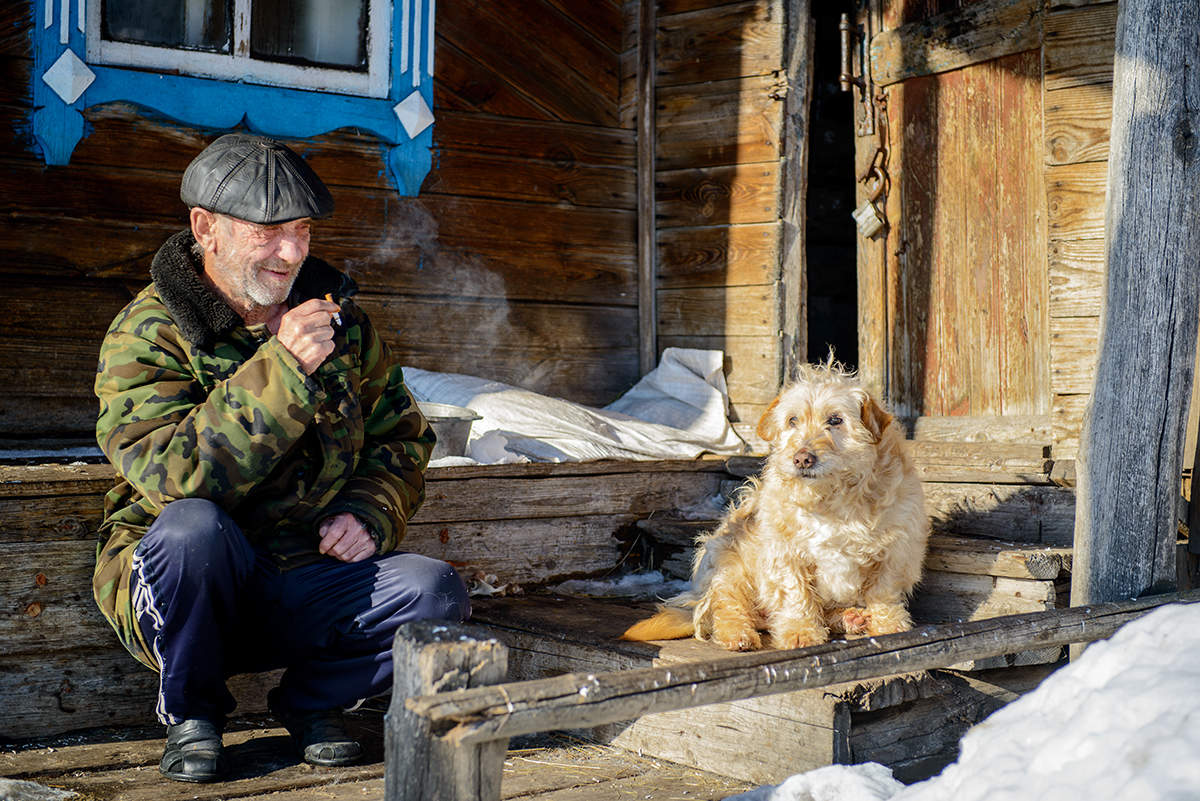 Дед сел. Дедушка с собакой. Дедушка с щенком. Пёс дед. Дедушка с собакой село.