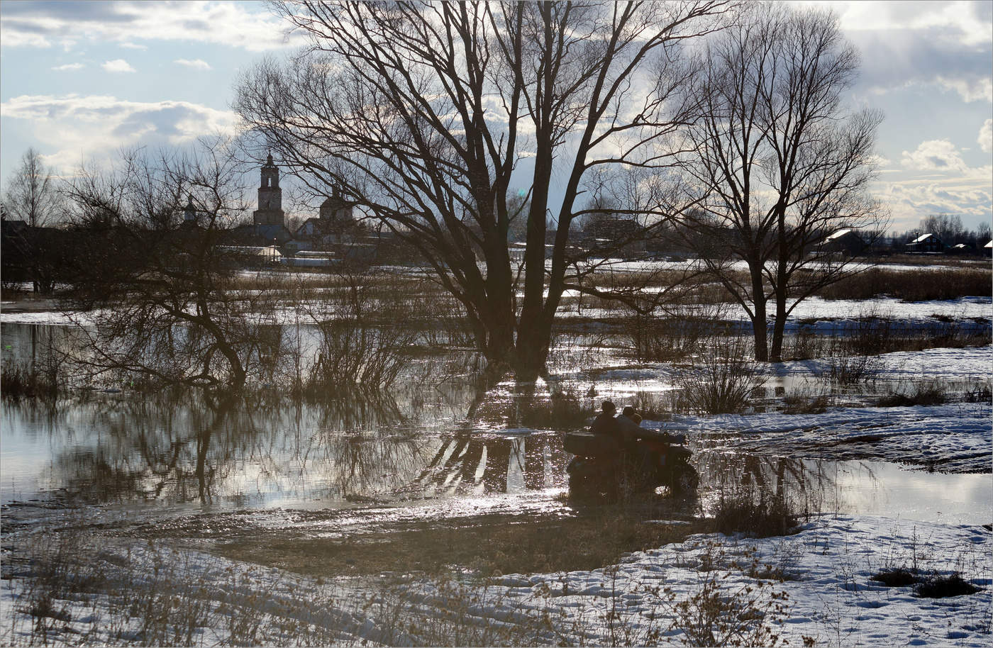 Реки с весенним половодьем в россии. Разлив реки волга. Весной на реках нет паводка. Озеро в весеннем разливе. Весной на реках нет паводка.