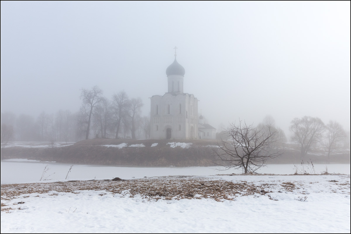 Храм Покрова на Нерли туман