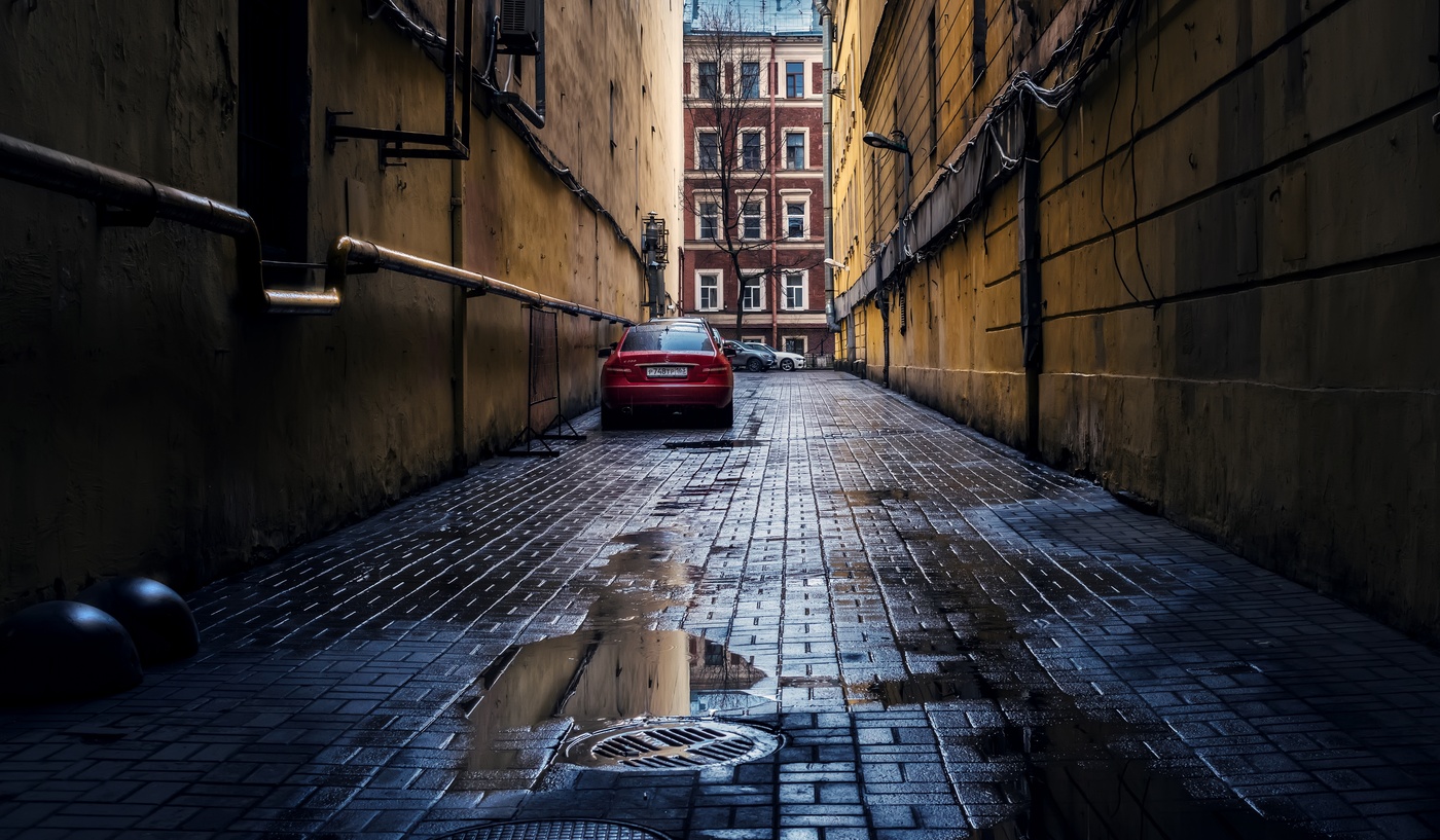 городской двор дождик. питер через дождливое окно. улицы после дождя. дождливый двор. дождливая венеция.