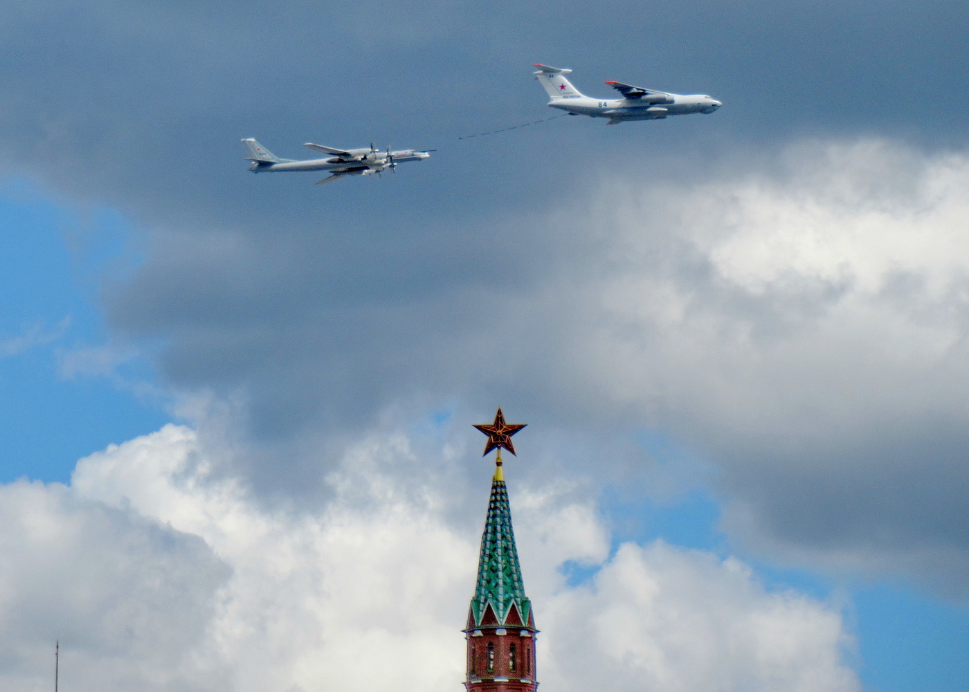 летающий кремль самолет. небесный храм. самолеты над кремлем парад. летающий кремль самолет. летающий кремль самолет.