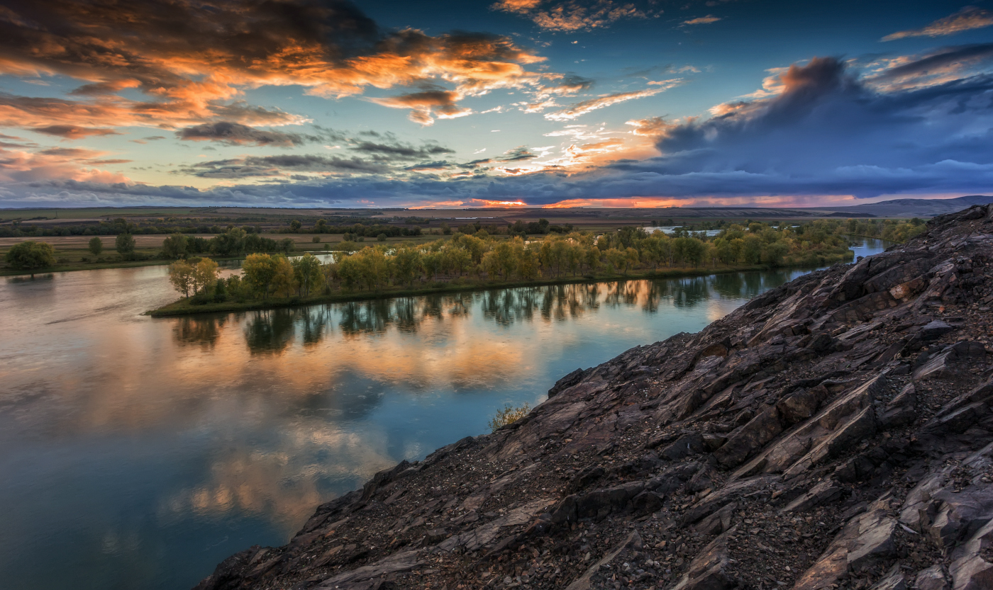 Высокий берег реки Иртыш перед грозой фото