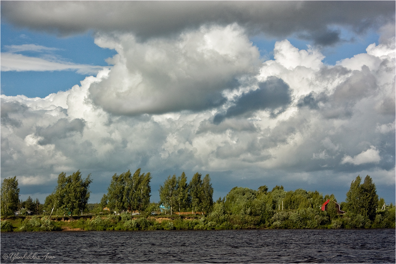 Облака в реке поющие. Облака над рекой. Облака Ярославль. Тучи в Ярославле. Облака и река фото.