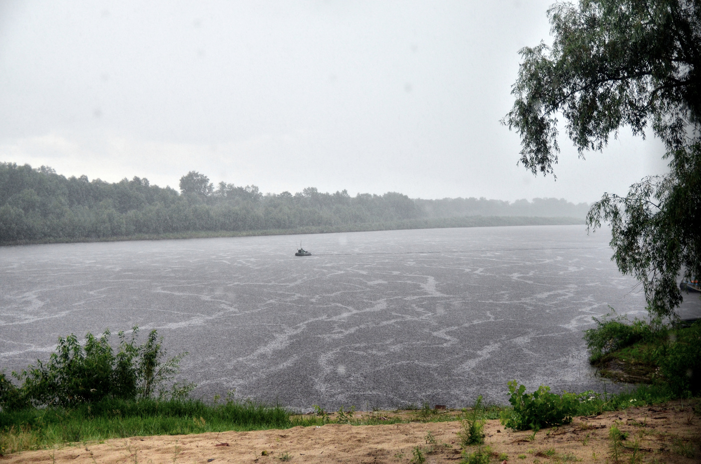 Фото дождь на реке