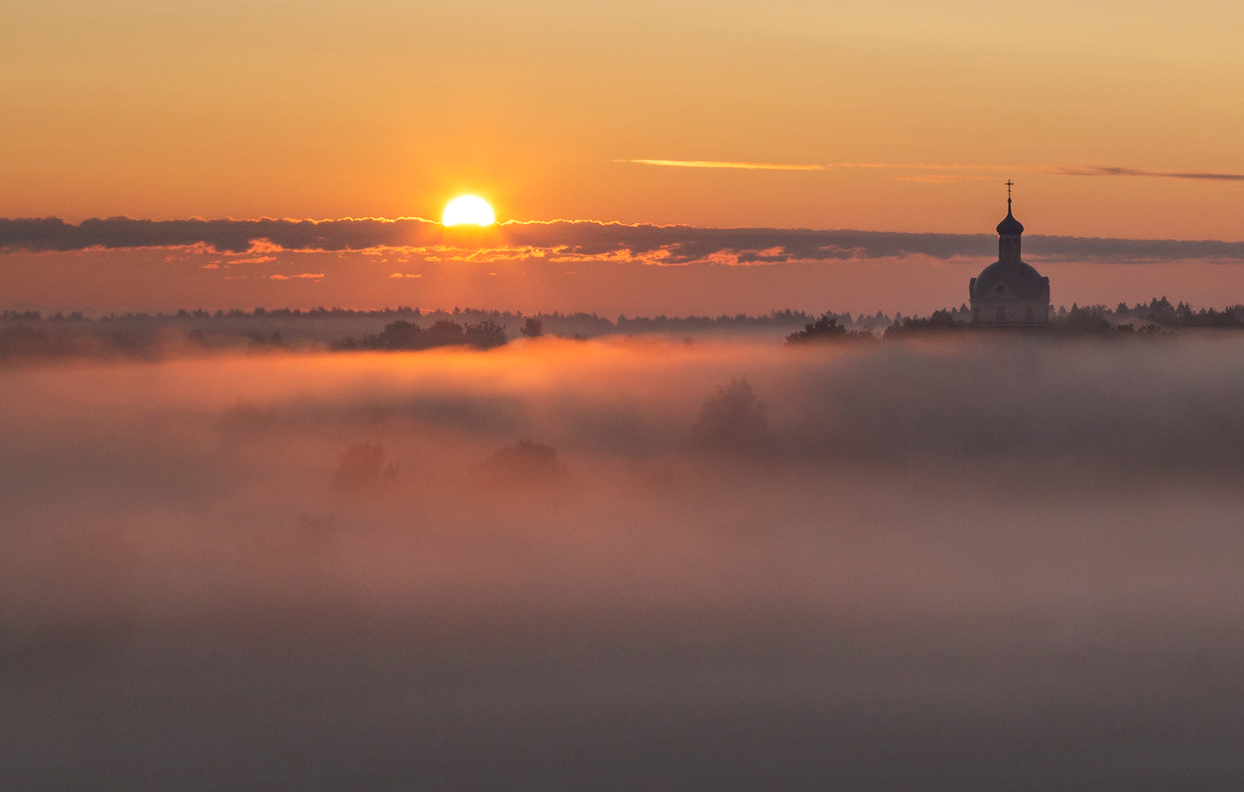 Рассвет с церкви без Туманов